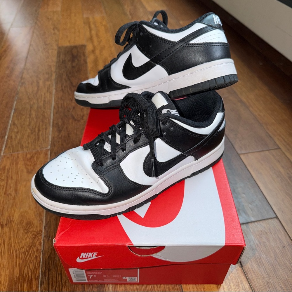 Women Nike Dunk Low Retro Basketball Sneakers Shoe size 7.5 Black/White D1503101